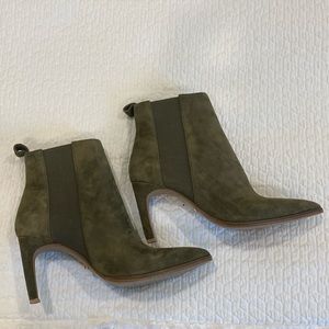 42 Gold Kensington Chelsea Boot, suede heeled Bootie, olive, sz 6